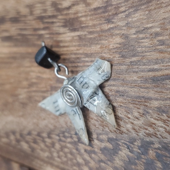 Newspaper ribbon pendant - Picture 2 of 2